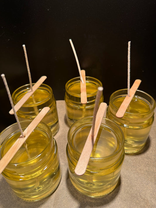 Dans les coulisses de Lueur d’Essence : l’art de créer une bougie artisanale