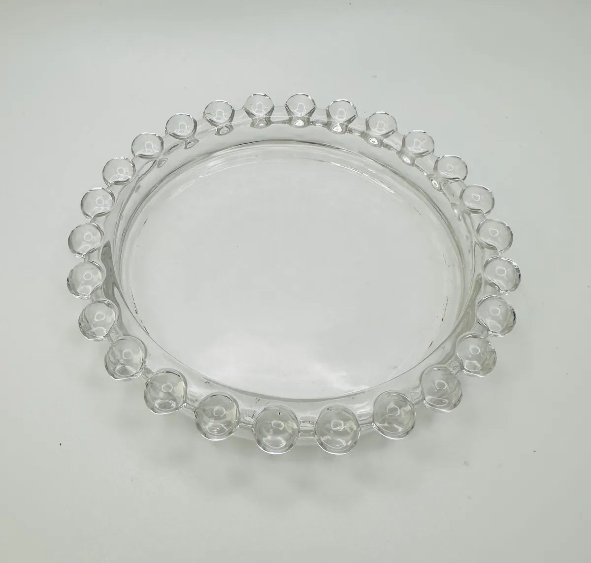 Porte-chandelle en verre clair orné de perles en verre